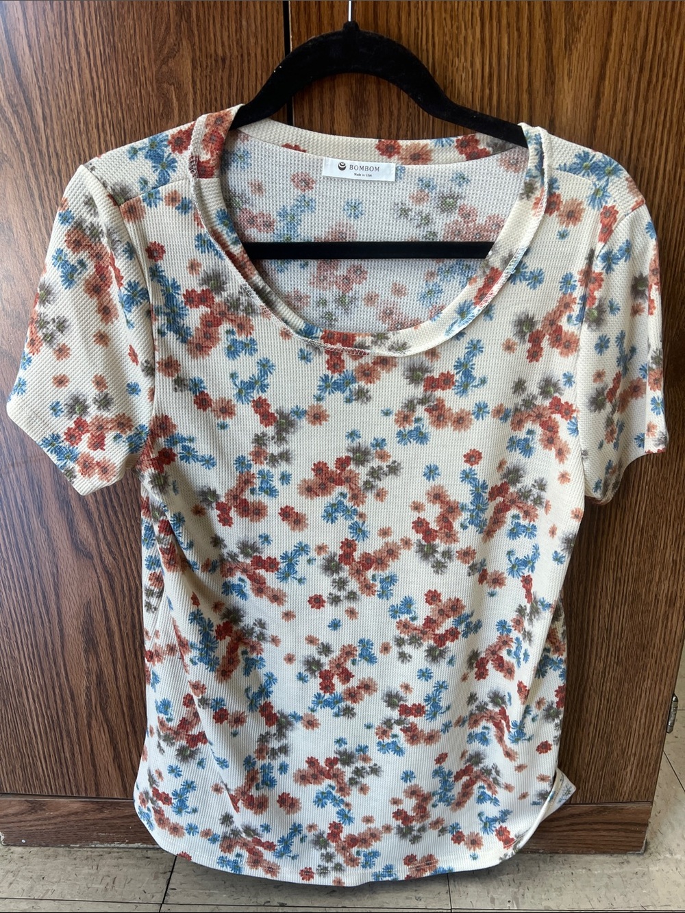 Bohom Floral Scoop Neck Short Sleeve Tee - Cream with Rust & Blue Flowers
